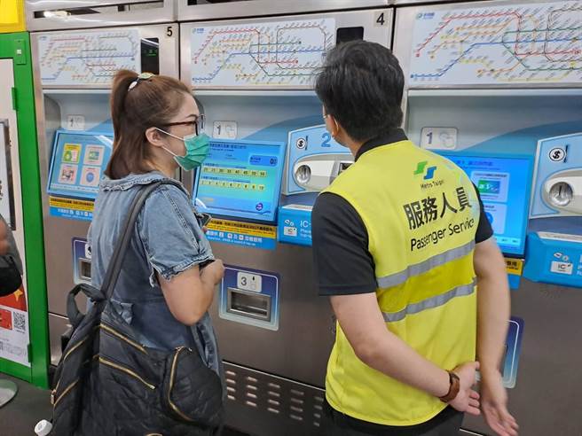 基北北桃都会通7月1日上路，3日为上路后首个工作日。台北捷运公司特别于上下班尖峰时段，在台北车站、市政府站、南港站、板桥站和北门站等各车站，加派106名支援人力员服务，（台北捷运公司提供／刘彦宜台北传真）