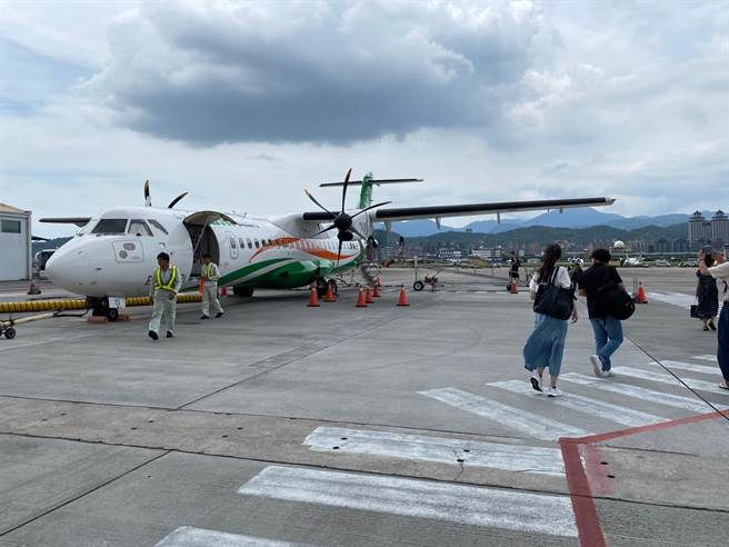 航空公司将自今年8月1日起调降国内航线全额客运票价。（陈佑诚摄）