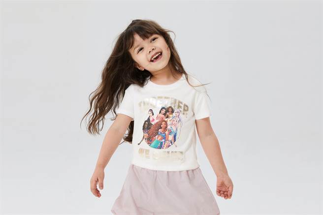 Gap x Disney联名系列推小美人鱼款式服装，鼓励女孩如主角般勇敢探索世界。（Gap 提供／朱世凯台北传真）