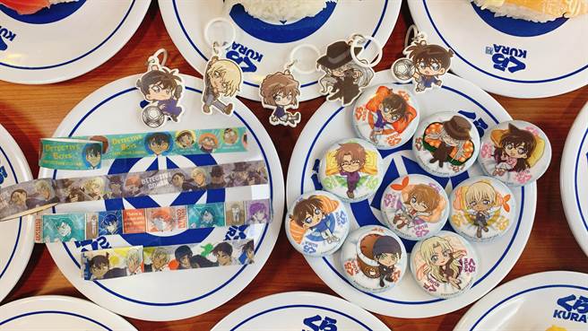 藏寿司联名柯南推扭蛋，包括吊饰、纸胶带等小物。（藏寿司提供／朱世凯台北传真）