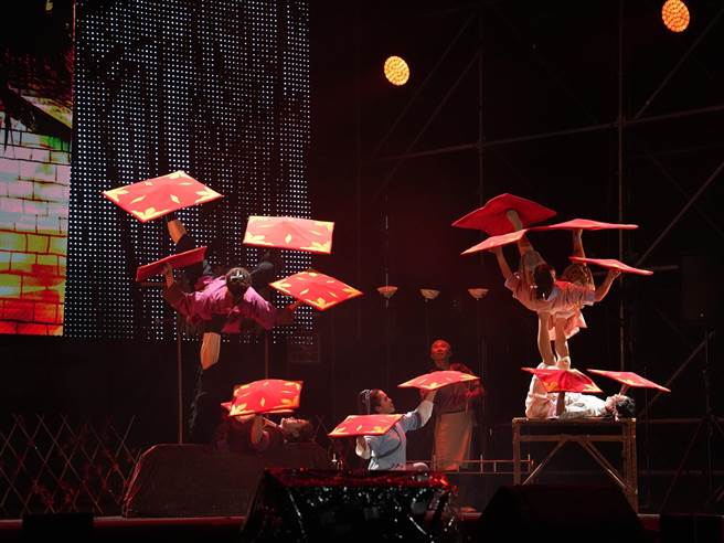 2023年桃園閩南文化節系列活動落幕，壓軸的自製大戲「鬥陣III」匯聚各類型民俗技藝，文化局統計，總計吸引6000人次到場觀賞。（文化局提供／陳夢茹桃園傳真）