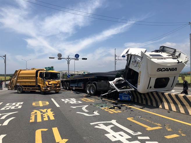 联结车衝撞中央分隔岛，也撞断路杆。（民眾提供／李京升苗栗传真）