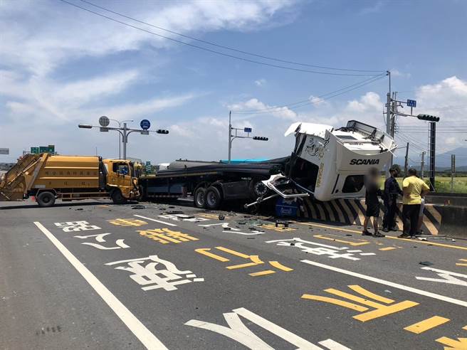 两辆车严重毁损。（民眾提供／李京升苗栗传真）