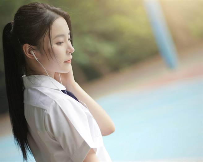 Elkie穿校服的模样仙气十足，重返校园拍摄MV引起围观。（艾曼鑫娱乐提供）