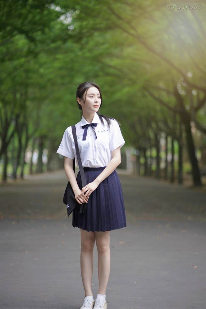 Elkie穿上凤南高中校服，成为移动的观光景点。（艾曼鑫娱乐提供）