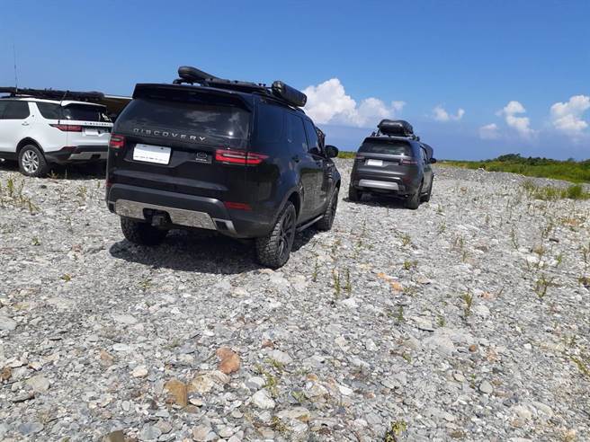 昨日下午出现11辆越野车以白色胶布贴住车牌，忽视告示牌擅闯入繁殖区野营。（南澳区小燕鸥巡守队提供／吴佩蓉宜兰传真）