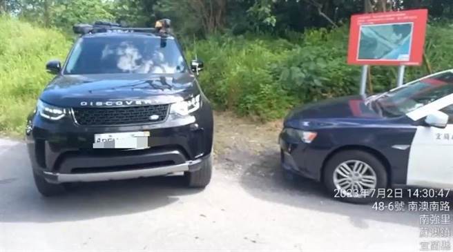 一行人不予理会继续占着溪床扎营，直到警方至现场处理，全程拍照录影搜证并进行驱离，他们才开车离开。（南澳区小燕鸥巡守队提供／吴佩蓉宜兰传真）