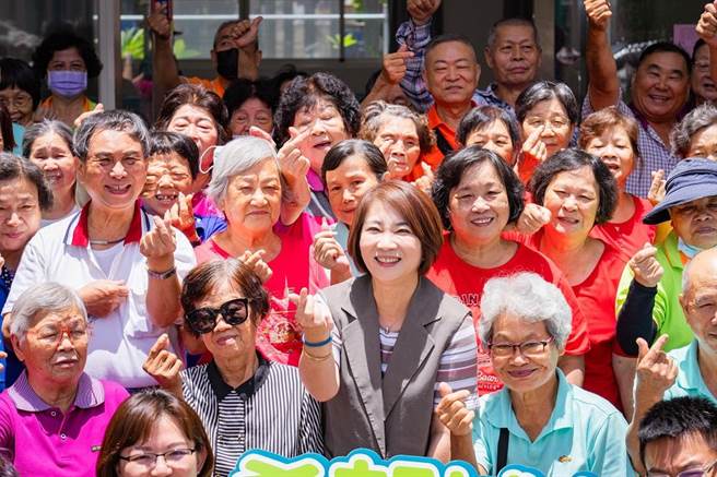 屏东县长周春米与沟美及仁爱社区关怀据点长者开心大合照。(屏县府提供)