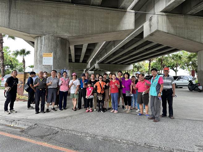 位于在台63线快速道路桥下的公车站「雾峰旧正社区停车场站」仅有1支站牌，由于班次少、长辈不耐站，民眾希望增设候车椅或候车亭，台中市议员张芬郁日前办理会勘，30多位居民响应。（台中市议员张芬郁提供／潘虹恩台中传真）