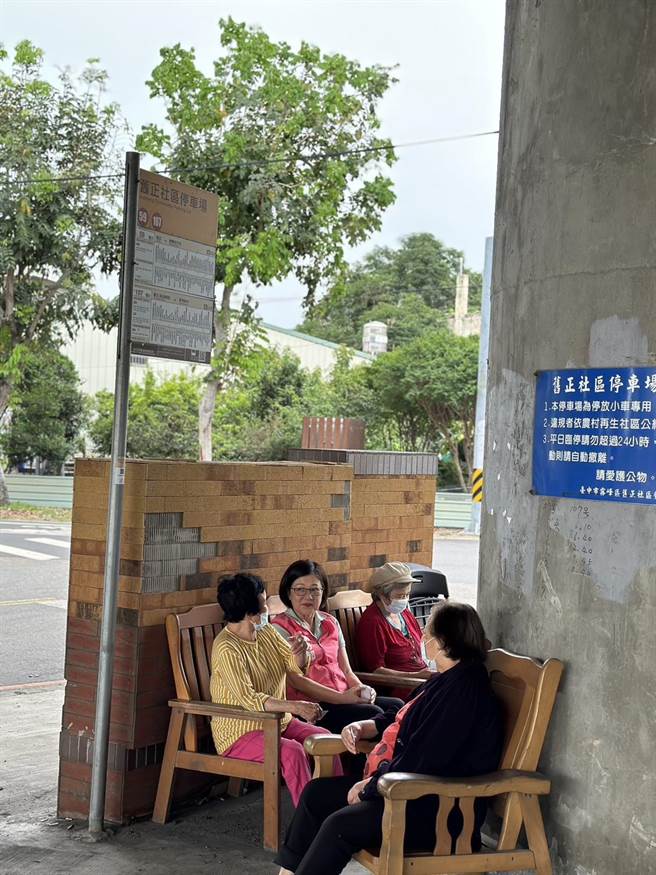 台中市议员张芬郁日前接获陈情，希望「雾峰旧正社区停车场站」可以增设候车椅或候车亭，经会勘后，交通局会勘后同意设置候车椅，让在地民眾开心不已。（台中市议员张芬郁提供／潘虹恩台中传真）