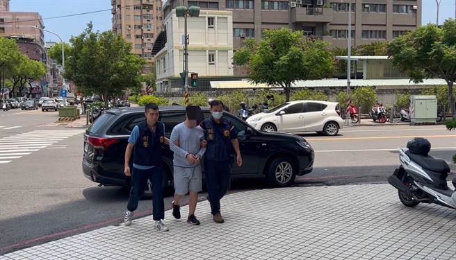 男詐賣演唱會門票，遭警方逮捕送辦。（翻攝照片／崔正綱高雄傳真）