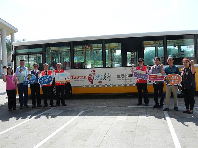 行政院长陈建仁今(3)日下午前往新北市石门视察「台湾好行」公车路线，特别从淡水站搭乘公车抵达石门的白沙湾游客中心，实际体验北海岸的观光廊道。(黄敬文摄)