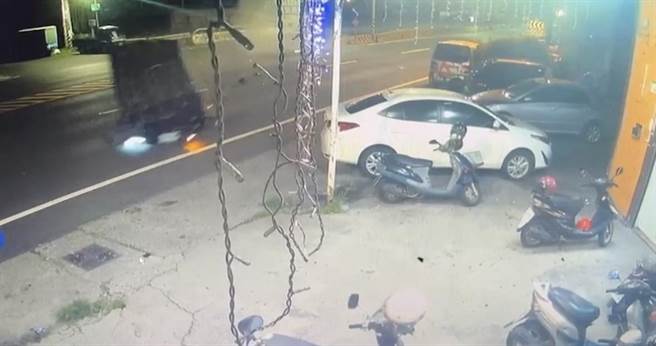 高雄一名陈姓男子于7月2日酒驾上路，在大社区自撞中央分隔岛后翻车（左），幸人无大碍。（翻摄照片／林瑞益高雄传真）