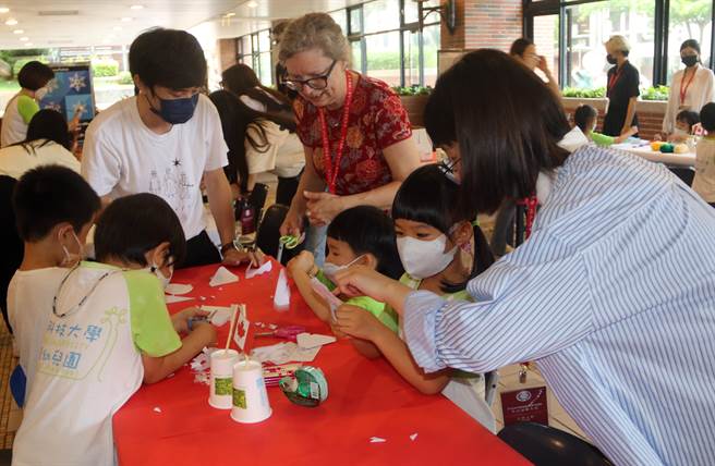 來自弘光科技大學加拿大多倫多姊妹校Humber College的3位學生日前來到弘光科大實習，協助英文文件、網頁的校正、辦理英文寫作工坊、指導英文寫作課程，並策畫加拿大日，增進雙方交流。（弘光科大提供／潘虹恩台中傳真）