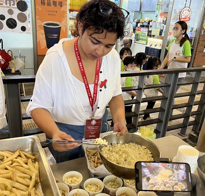 Jennifer Hall、Anika Zareen與Andrew Dragerr共同策畫「加拿大日」，活動中分享加拿大肉汁起司薯條、納奈莫條美食及彈指棋、快艇骰子遊戲和手作藝術，讓師生更了解加拿大。（弘光科大提供／潘虹恩台中傳真）