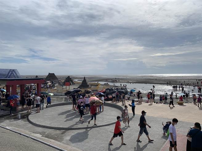 大安濱海樂園已成為台中海線觀光新亮點，每年夏天吸引眾多遊客造訪。（台中市觀旅局提供／陳淑娥台中傳真）