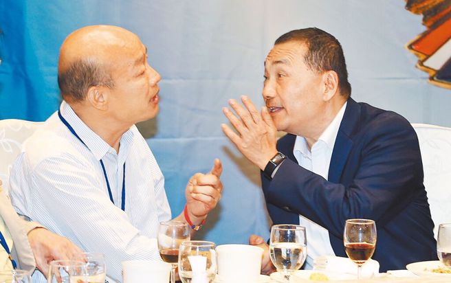 侯友宜(右)参选总统须整合蓝营最大力量，韩国瑜(左)的支持者是否归队成为一大关键。（本报资料照片）