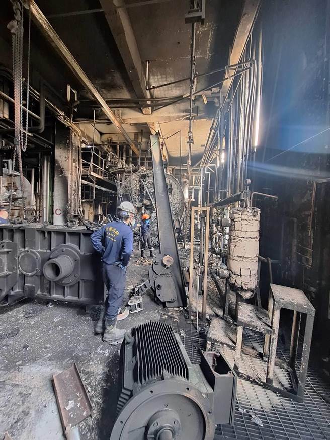 中兴纺织桃园市杨梅化纤厂大火酿2死，桃园市劳检处3日会同火调人员再度现勘，初判起火点为酯聚合厂3楼及4楼，勒令起火栋厂区全面停工。(劳检处提供／蔡依珍桃园传真)