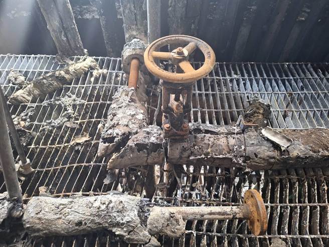 中兴纺织桃园市杨梅化纤厂大火酿2死，桃园市劳检处3日会同火调人员再度现勘，初判起火点为酯聚合厂3楼及4楼，勒令起火栋厂区全面停工。(劳检处提供／蔡依珍桃园传真)