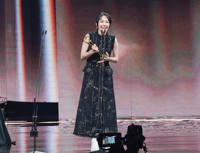 郑宜农获颁台语女歌手奖时，为金曲收视第2高。（台视提供）
