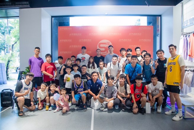 活动结束后球迷跟球员合照留念。(主办单位提供)