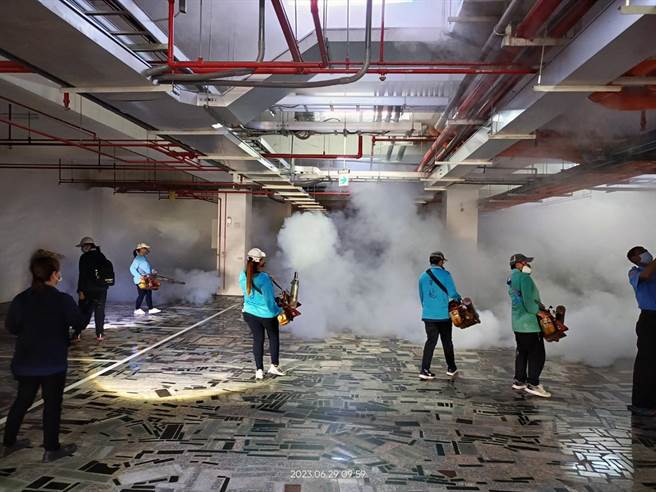 台南市持续出现登革热新增病例，防治中心不断派人喷药灭蚊。（登革热防治中心提供／洪荣志台南传真）