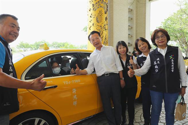 嘉义县长翁章梁鼓励身障者搭乘小黄上下班，县府补助车资。（廖素慧摄）