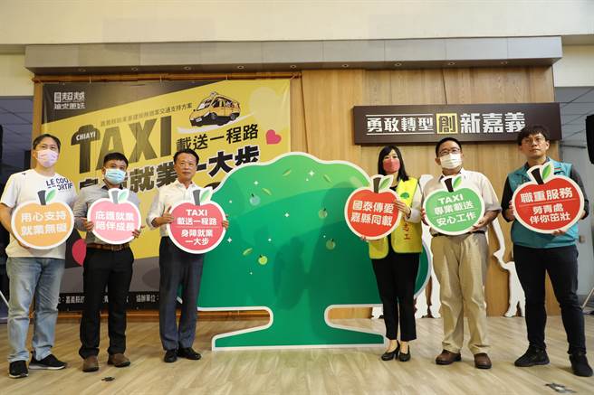 嘉义县长翁章梁宣布县府补助身障者搭乘小黄上下班车资。（廖素慧摄）