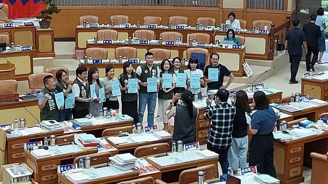 新北市议会本会期来不及审议新北囤房税自治条例！蓝绿互控拖延。（陈慰慈摄）