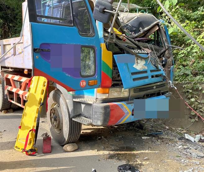高雄田寮一辆大货车撞击电线杆，消防局人员到场抢救。（翻摄照片／林瑞益高雄传真）