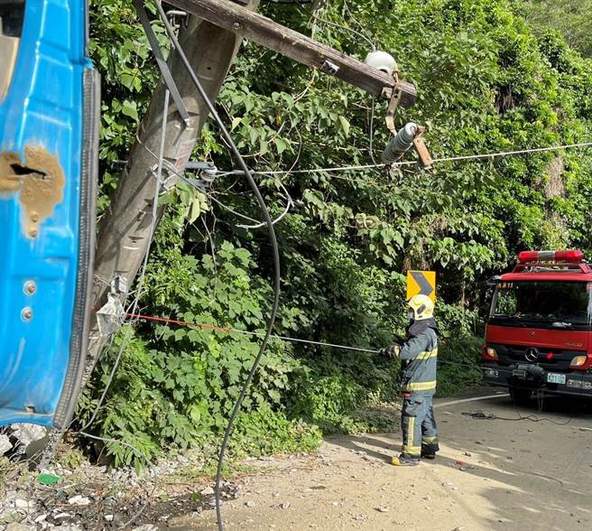 高雄田寮一辆大货车撞击电线杆，导致电线杆倾倒。考虑现场救护人员的安全，消防局人员通知台电公司断电，再做抢救。（翻摄照片／林瑞益高雄传真）