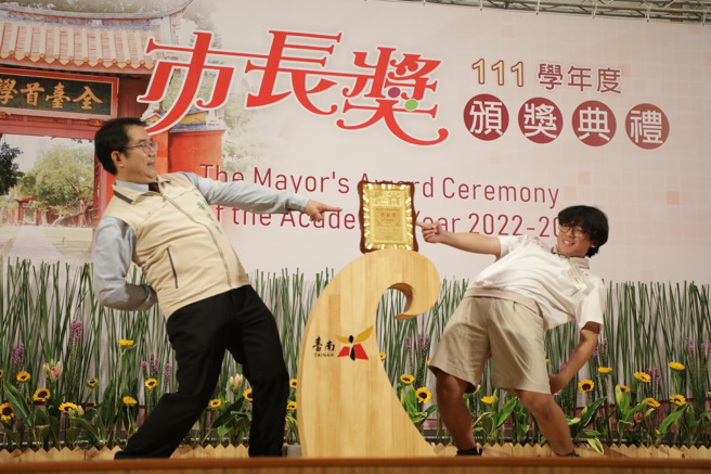 伟哲忍着腰伤不适，坚持与学生合照的行动，更是获得家长与学生一致好评。(戴志扬翻摄)
