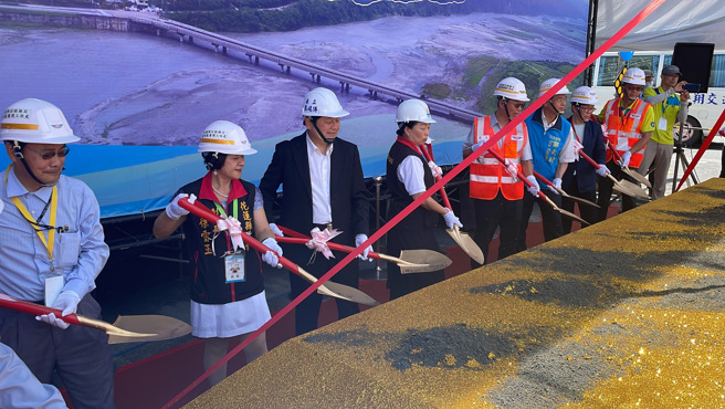 交通部公路总局今天举行第三代花莲大桥动土典礼，将全面改善花莲东西向交通品质，为代代儿孙造福。(戴志扬翻摄)