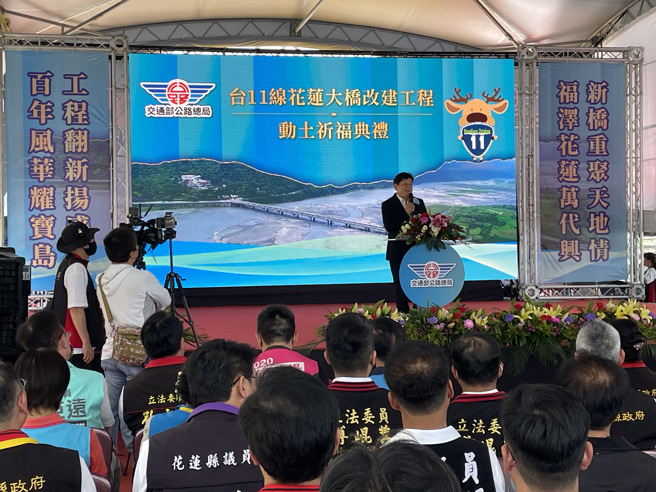 傅昆萁向大家分享争取花莲大桥改建过程点滴。(戴志扬翻摄)