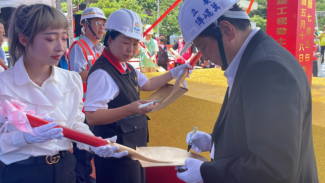 傅昆萁向大家分享争取花莲大桥改建过程点滴。(戴志扬翻摄)