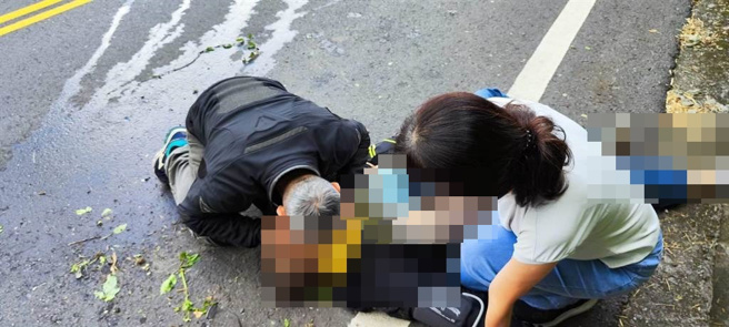 周姓退休護理師與義消車友協助幫重機車友急救，與死神拔河。（周小姐提供/呂妍庭嘉義傳真）