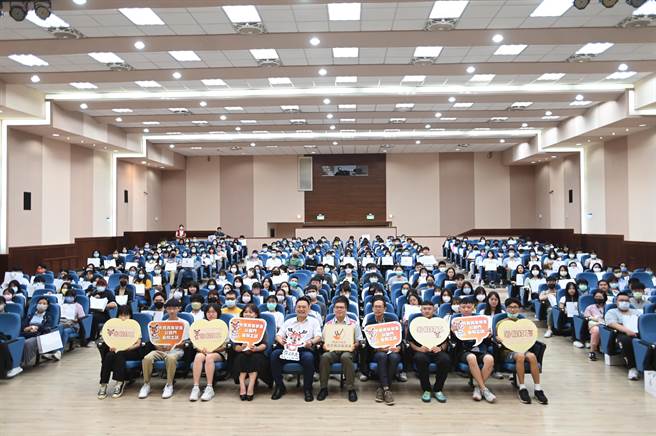 桃园市府暑假提供422个工读机会给大专院校学生，3日举办职前说明会，报到率达99％。（蔡依珍摄）