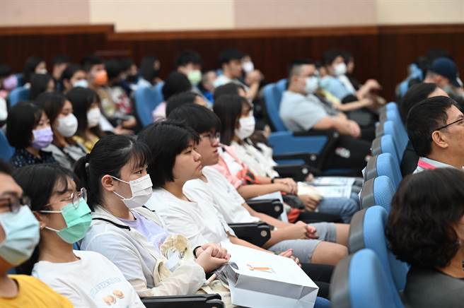 桃园市府暑假提供422个工读机会给大专院校学生，3日举办职前说明会，报到率达99％。（蔡依珍摄）