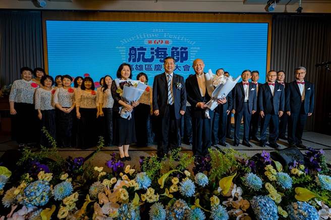 高雄港合唱团演唱庆典歌曲，由王锦荣主任委员（前排左2）代表献花。（高雄港务公司提供／袁庭尧高雄传真）