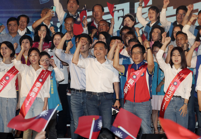 国民党台北市党部2日举行「凤鸣朝阳、万眾一心」总统暨台北市立委候选人大誓师，国民党总统参选人侯友宜（前中）与台北市立委参选人王鸿薇（前左）、李彦秀（前左二）、赖士葆（前右二）、徐巧芯（前右）等一起振臂喊口号，展现必胜决心。（刘宗龙摄）