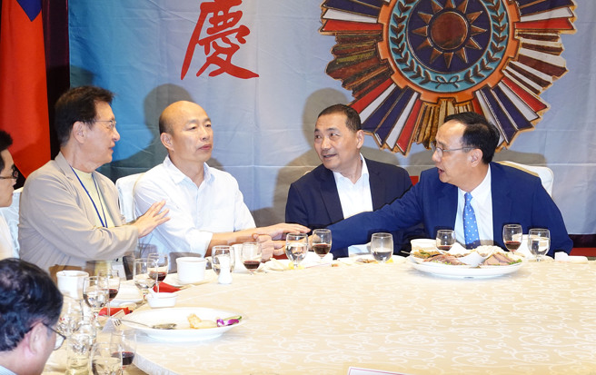 在国民党黄復兴党部成立67周年会庆活动中，国民党主席朱立伦（右起）、总统参选人侯友宜、前高雄市长韩国瑜、中广董事长赵少康一边用餐一边交换意见。（姚志平摄）