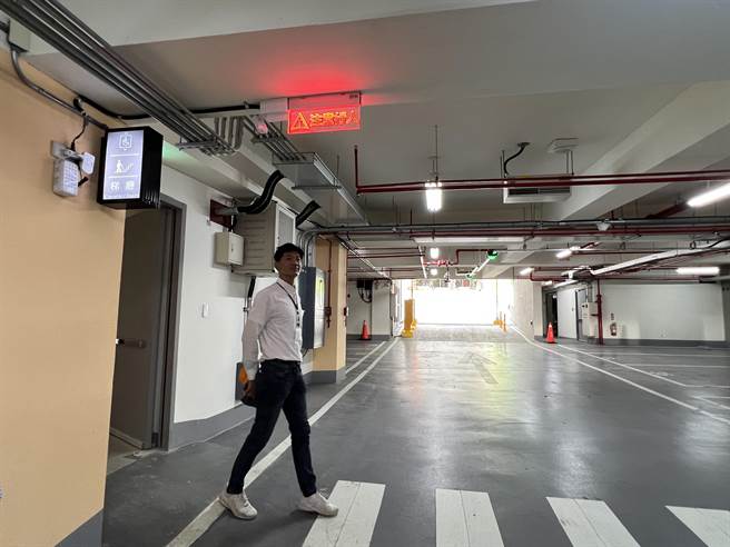 桃园武陵高中地下停车场3日启用，因和学校共构，交通局特别在梯间行人出入口增设感灯牌，有行人通过时会自动亮起，提醒驾驶注意行人安全。（蔡依珍摄）