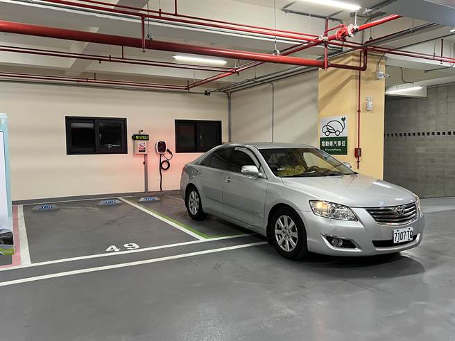 桃园武陵高中地下停车场3日启用，电动车停车格设有感应装置，若是非电动车停放会示警提醒勿停。（蔡依珍摄）