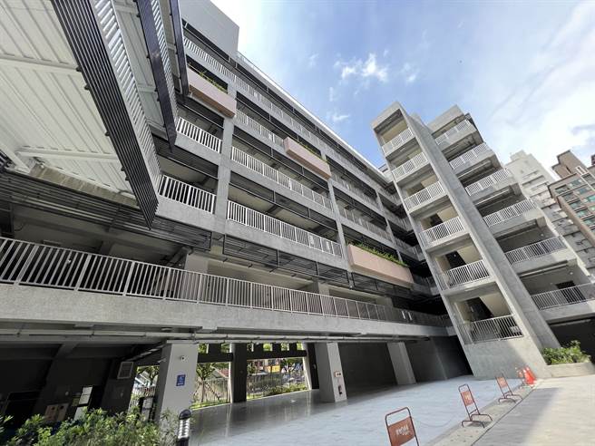 桃市府斥资近6亿兴建7层楼的专科教室大楼与地下3层楼的停车场。(蔡依珍摄)