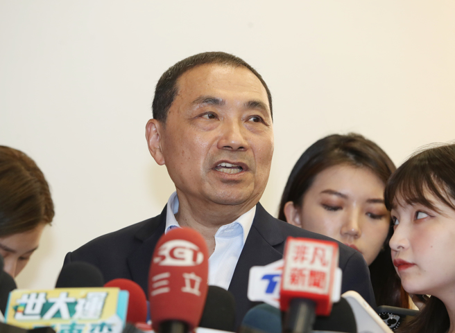 国民党总统参选人侯友宜3日接受TVBS少康战情室专访，专访结束后，侯友宜接受媒体访问。（刘宗龙摄）