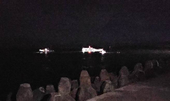 往返台南將軍漁港和澎湖東吉島的「雙吉福氣號」交通船，今天下午5時許驚傳擱淺，目前船隻已脫困、人員均回到岸上。（讀者提供／張毓翎台南傳真）