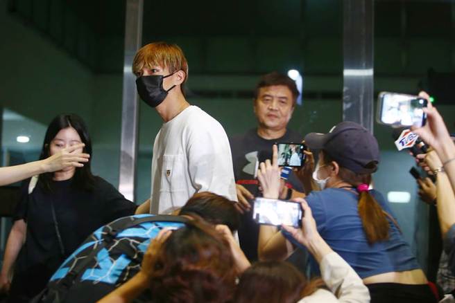 艺人炎亚纶遭网红耀乐指控，偷拍私密影片，3日上午台北妇幼队开侦防车到炎亚纶家中载他到案说明，笔录长达3个小时，被问到是否涉及多案，炎亚纶回应不要胡乱臆测。但随后警方又到工作室继行搜索，直到晚间7点炎亚纶到士林地检署进行复讯，晚间9点半讯后以50万交保。（邓博仁摄）