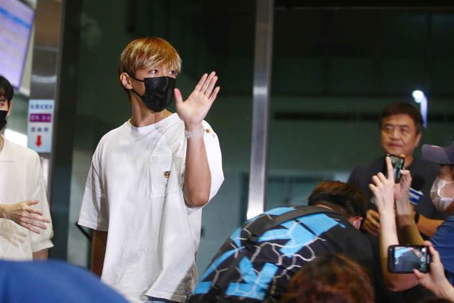 艺人炎亚纶遭网红耀乐指控，偷拍私密影片，3日上午台北妇幼队开侦防车到炎亚纶家中载他到案说明，笔录长达3个小时，被问到是否涉及多案，炎亚纶回应不要胡乱臆测。但随后警方又到工作室继行搜索，直到晚间7点炎亚纶到士林地检署进行复讯，晚间9点半讯后以50万交保。（邓博仁摄）
