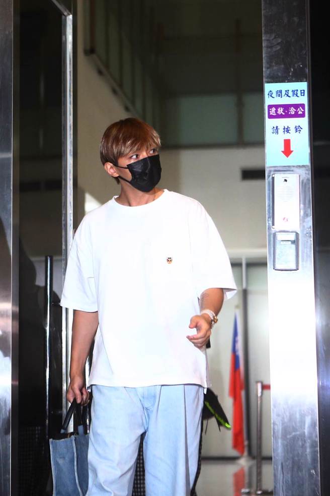 艺人炎亚纶遭网红耀乐指控，偷拍私密影片，3日上午台北妇幼队开侦防车到炎亚纶家中载他到案说明，笔录长达3个小时，被问到是否涉及多案，炎亚纶回应不要胡乱臆测。但随后警方又到工作室继行搜索，直到晚间7点炎亚纶到士林地检署进行复讯，晚间9点半讯后以50万交保。（邓博仁摄）