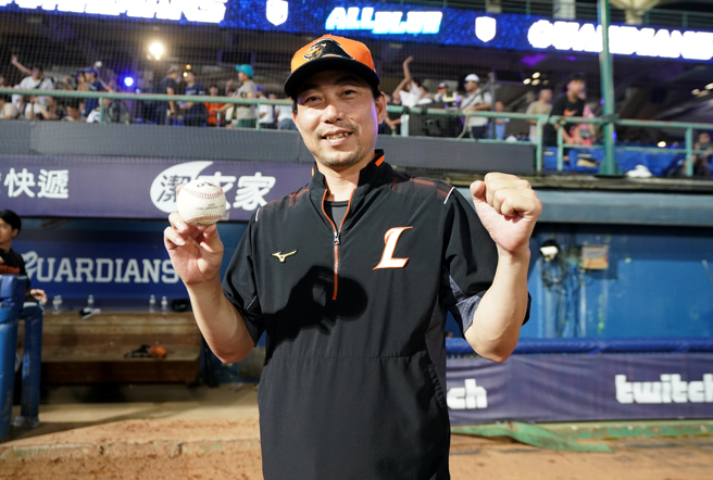 统一狮总教练林岳平拿着执教生涯200胜纪念球。（统一狮提供）